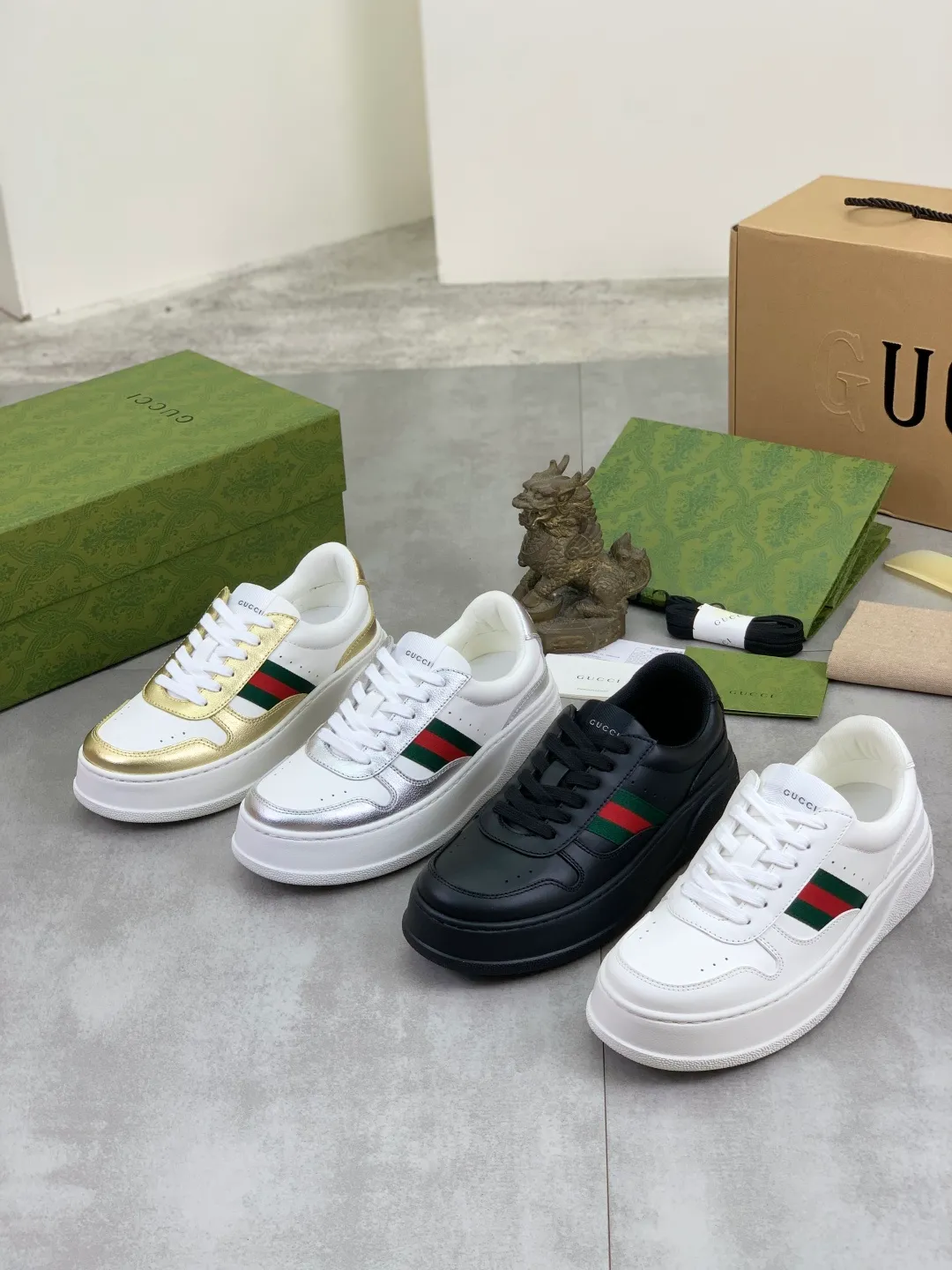 Men's shoes 💰P600 new GUCCI high version 🆕New series, 👫couple biscuit shoes, thick-soled sneakers, these are really comfortable, super light, comfortable and versatile, 👍a must-have item, this item is full of fun retro flavor. G’s new series continues to seek inspiration from daily life in other eras and incorporates the essence of current design to create refreshing designs. This sneaker is made of GG printed canvas and decorated with the classic double G monogram pattern, highlighting the profound connotation of the brand logo. GG printed embossed leather, glossy leather details, 5cm taller, instantly enhances your aura when worn! (With a complete set of packaging bags) Airplane box Size: 35-45